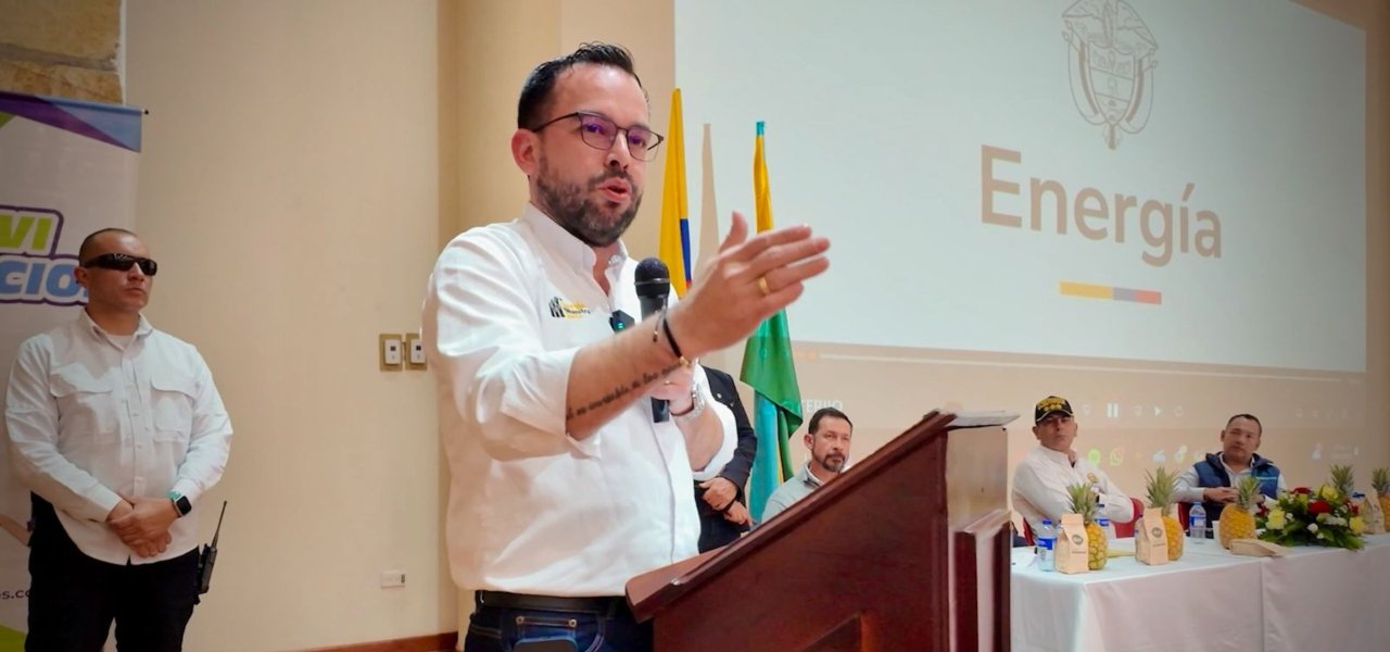 Ministro Edwin Palma lidera 15 proyectos por $51.675 millones que benefician a cerca de 20 mil hogares y transforman la vida de miles de mujeres en Santander