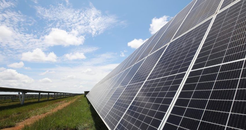 Gobierno fija reglas para subastas de energía limpia y busca atraer inversión para estabilizar tarifas eléctricas