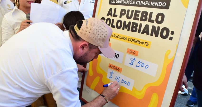 Ministro de Minas y Energía firma resolución que rebaja el precio de la gasolina en 1.000 pesos en menos de 30 días