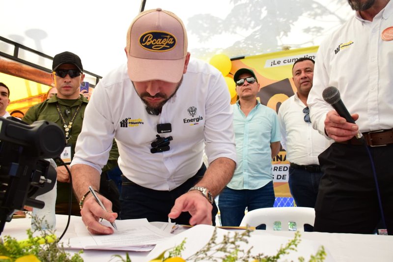 Ministro de Minas y Energía firma resolución que rebaja el precio de la gasolina en 1.000 pesos-3.jpg