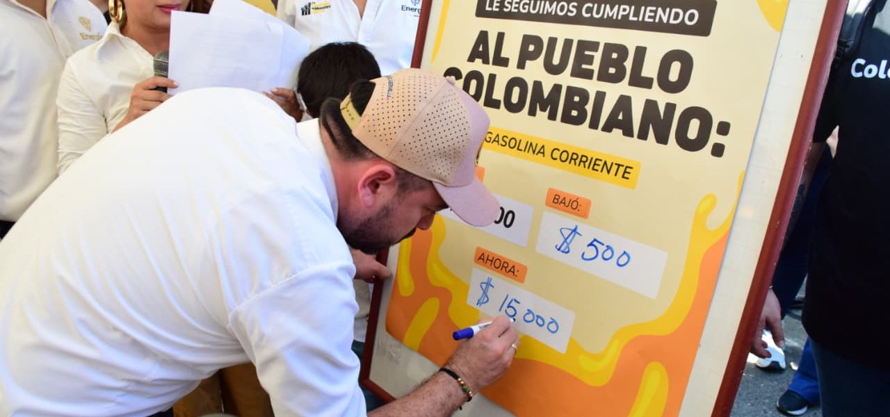 Ministro de Minas y Energía firma resolución que rebaja el precio de la gasolina en 1.000 pesos en menos de 30 días